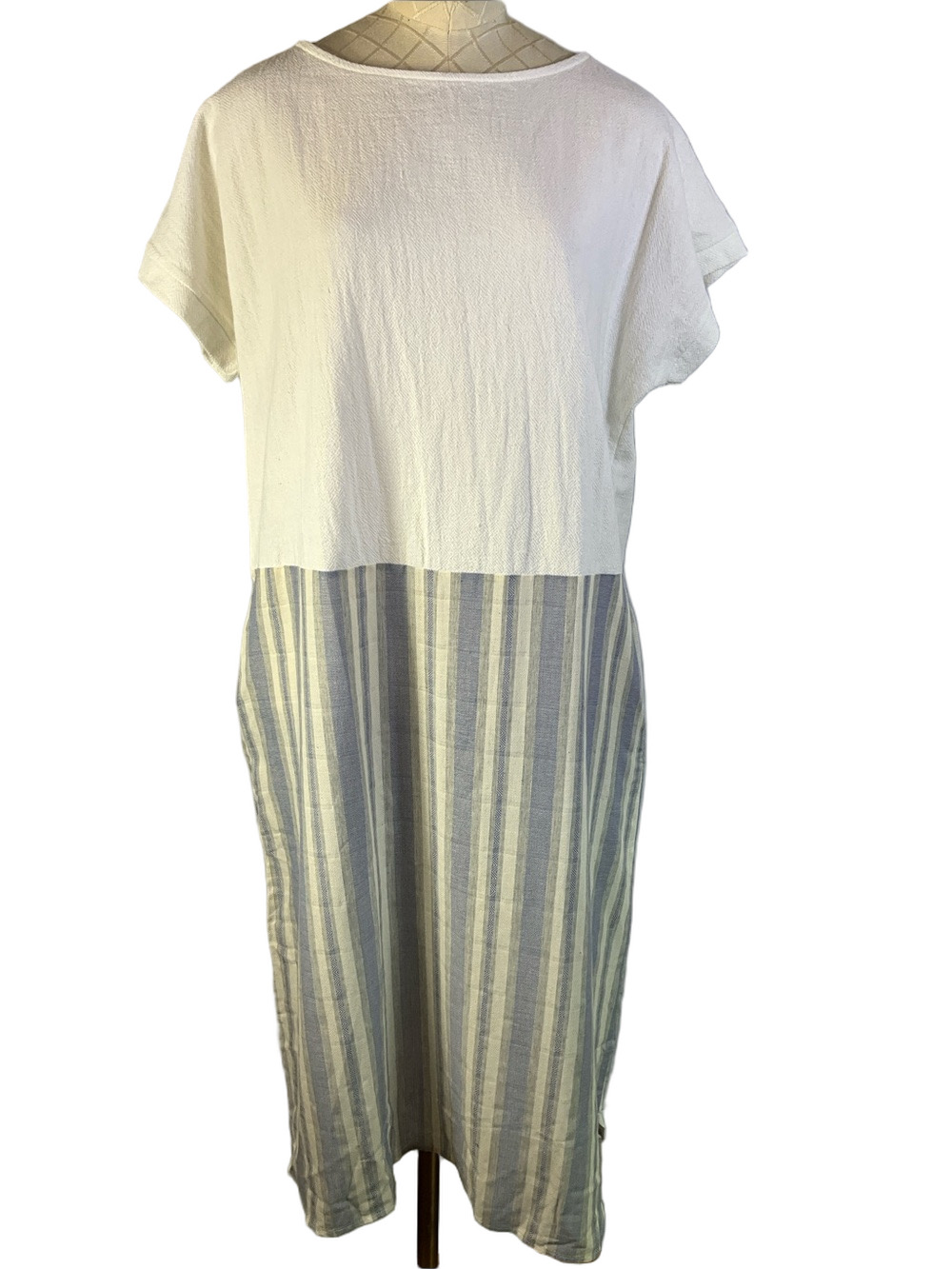 Hellow midi dress size large with striped skirt bottom and pockets New